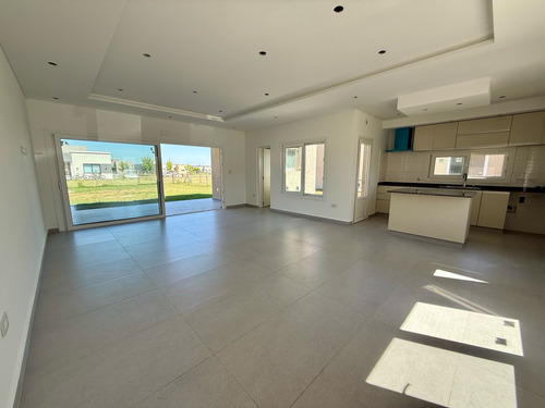 Casa En Una Planta En Venta En Barrio Privado San Felipe, Canning. Oportunidad!!!