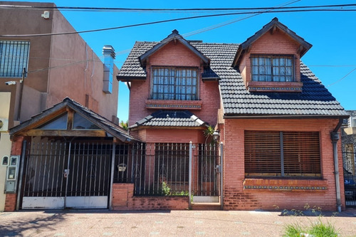 Excelente Chalet En 2 Plantas Sobre Lote De 10 X 25, Con Galería Con Parrilla, Fondo Amplio, Quincho, Garage Para Varios Autos Y Terraza. Nuevo Valor