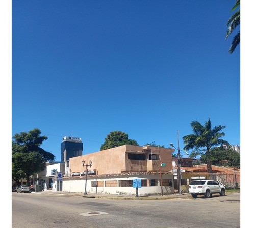 Vende Casa Comercial (esquina) En La Urb. Los Naranjos A Pie De Calle. A Solo Metros Del Parque Fernando Peñalver Y De La Av. Bolívar.