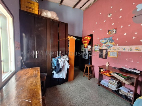 Amplia Casa Con Luz Trifásica Independiente En Cada Nivel En Venta En Barrios Lourdes Cerca De La Av Bermudez Y Cedro Db 24-23164