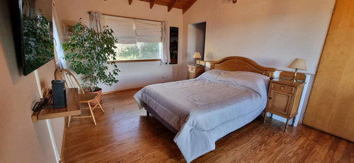 Casa En Venta - 4 Dormitorios 2 Baños - Cochera - 1.008mts2 - San Carlos De Bariloche