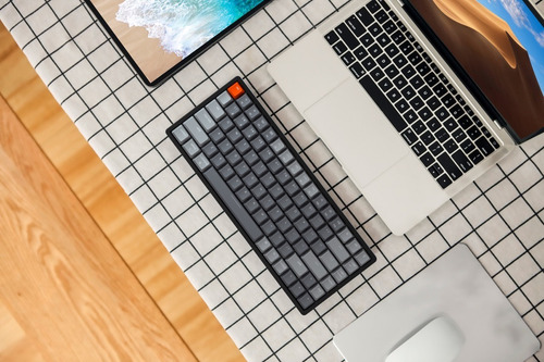 Teclado gamer bluetooth Keychron QWERTY Gateron Brown inglés US color negro con luz RGB