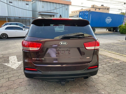 Imagen 10 de 13 de Kia Sorento 2016 4x4 3 Filas Americana