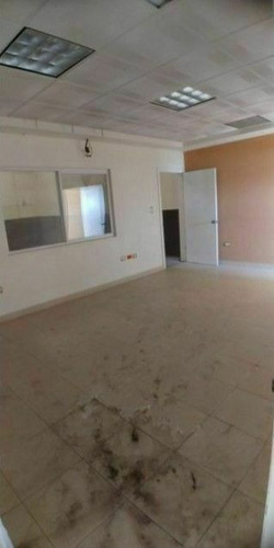 Renta De Bodega Con Oficinas Y Estacionamiento, En Las Granj