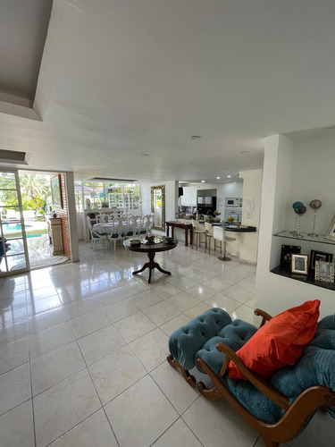 En Venta Casa Urbanización Colinas De Santa Mónica, Con Piscina Y Calle Cerrada.