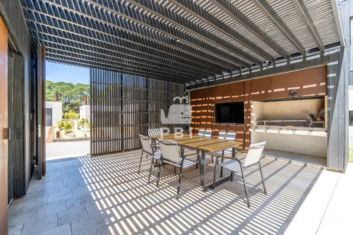 Casa 3 Dormitorios En Club Del Lago, Punta Ballena - Ref : Pbi2652