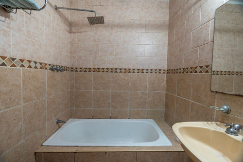 Venta Casa Con Fondo , Quincho Y Cochera En Wilde