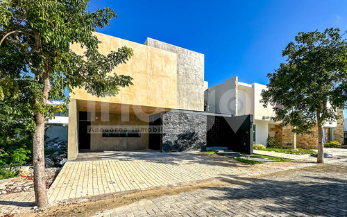 Casa En Venta En Mérida En Privada Soluna, Temozón Norte