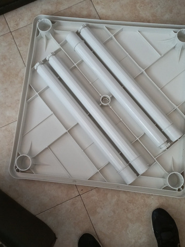 Imagen 2 de 2 de Mesa Plástica Cuadrada Manaplas
