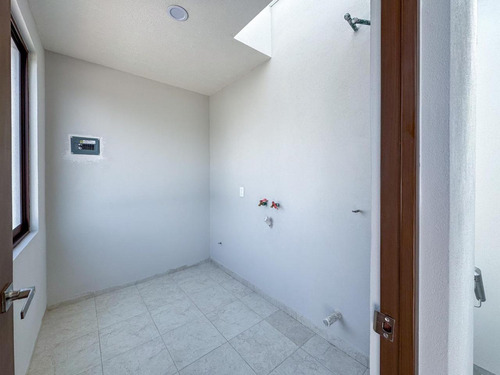 Casa En Venta En Metepec A Un Costado Del Parque Bicentenario Con Diseño Moderno
