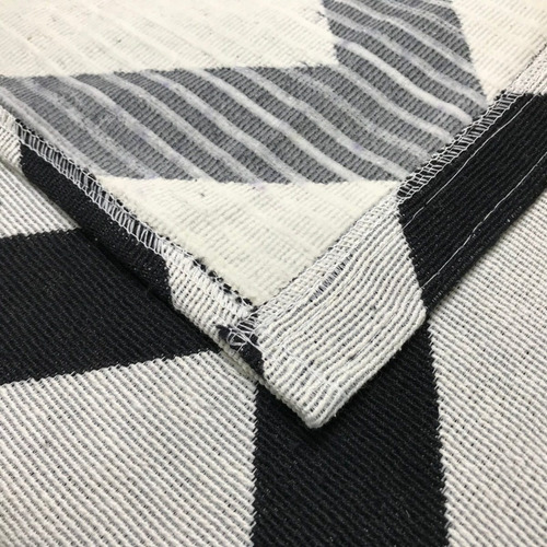 Imagem 5 de 7 de Tapete Chevron Antiderrapante 1,32 M X 2,00 Preto/cru