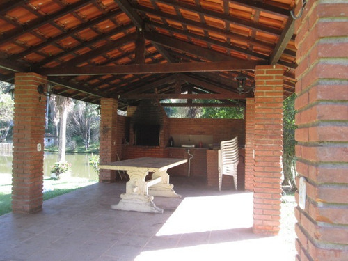 Lindo Sitio Com Belo Lago E Piscina...