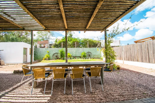 Casa En Alquiler Temporal, A 50 Metros Del Mar. Tres Dormitorio, Aire Acondicionado En Todos Los Ambientes. Ideal Para Veranear