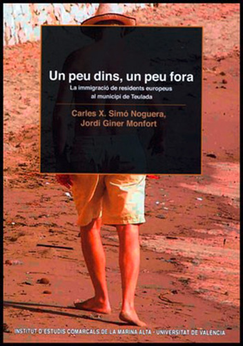 Un Peu Dins, Un Peu Fora, De Jordi Giner Monfort Y Carles X. Simó Noguera. Editorial Publicacions De La Universitat De València, Tapa Blanda En Catalán, 2013