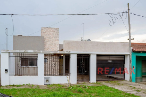 Particular Vende - Casa 2 Dormitorios Y Garaje, Los Hornos, La Plata.