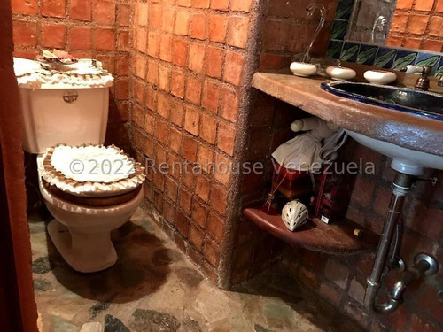 Alto Hatillo !! Imponente Casa Con Vista Al Ávila, Impecable Cuidado Y Mantenimiento, 1.050 M2 Terreno, 800 M2 Constr., 5 Hab, 5 Baños, 3 Pe, Hermosa Terraza, Jardín, Piscina Y Caney. Calle Pública !!