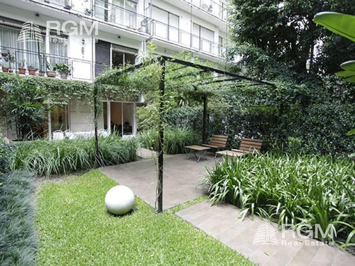 Imagen 2 de 30 de Departamento Con Hermoso Jardín Y Cochera.