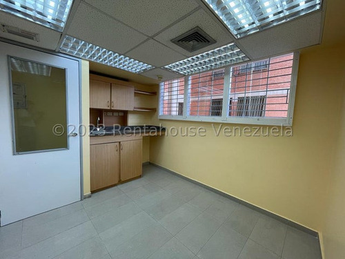Rahdeleste Local Comercial En Venta Centro De Barquisimeto, Posee Amplios Y Modernos Espacios, Boraure, Rodeado De Puertas De Vidrio, -25-8812- Y Santamarias Para Mayor Seguridad, A/a Integral.