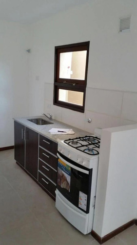 Casa En Venta - 2 Dormitorios 1 Baño - Cochera - 110mts2 - Chivilcoy