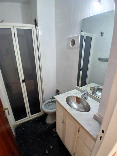 Departamento En Alquiler Tres Dormitorios. Balcón, Cocina Separada.