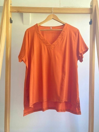 Imagen 1 de 6 de Blusa Liso Escote V - Talle Grande