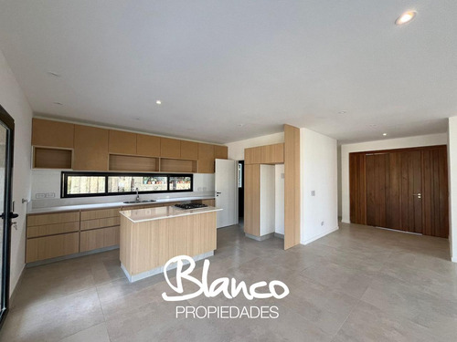 Casa En Venta En Santo Tomás, Pilar, G.b.a. Zona Norte
