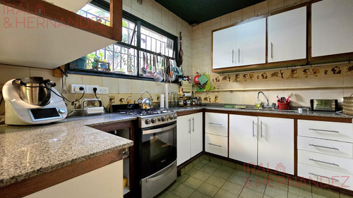 Casa En Venta Con Jardín, Quincho Y Terraza En Colegiales!!