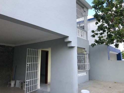 Hermosa Casa En Venta, Residencial Amalia, Autopista De San Isidro, Santo Domingo Este. República Dominicana