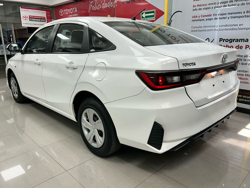 Toyota Yaris 4p Sedán Base L4/1.5 Aut