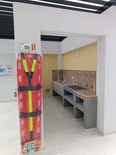 Se Arrienda Apto Con Parqueadero Cubierto Propio.