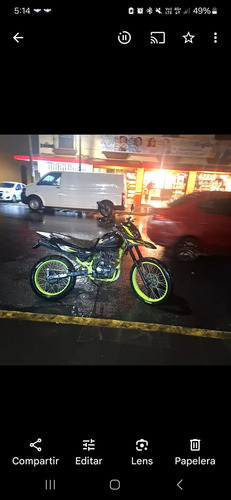 Es Verde Con Negro No Tiene Direccionales Y Tiene Luces Expl