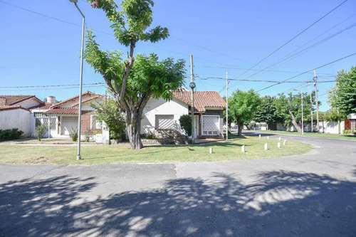 Casa En Venta - 3 Dormitorios 1 Baño - Cochera - 170mts2 - Manuel B. Gonnet, La Plata