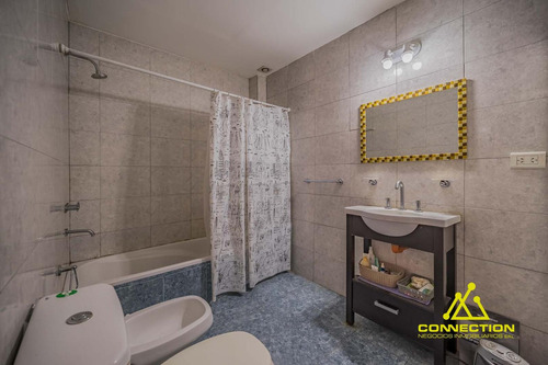 Casa 6 Ambientes En Venta. Banfield Con Pileta