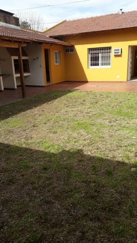 Chalet 5 Ambientes Con Cochera Y Jardin