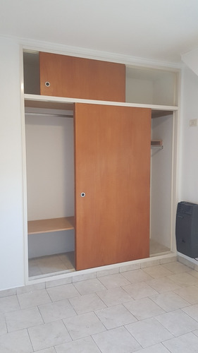 Particular Dueño Directo Alquilo Departamento De Un Dormitorio Con Amplio Placar , Muy Luminoso Y Ventilado