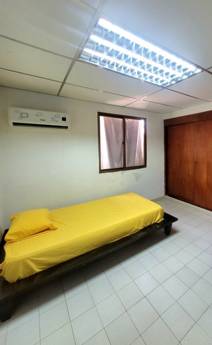 Cómoda Casa De Uso Residencial O Comercial, En Plena Av. Bolívar De Lechería