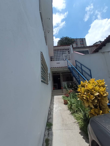 Se Vende Acogedora Casa En La Trinidad Con 261m2, Calle Ciega.  Inf. Ma. Fda. Varela