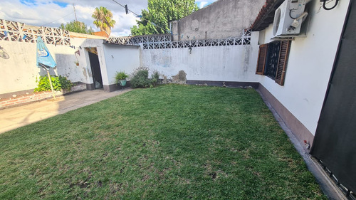 En Venta En El Palomar, En Planta Baja Hermosa Propiedad De 4 Ambientes Con 2 Baños, Living Comedor; Cocina Comedor; Tres Dormitorios Garage Y Fondo. F: 8498