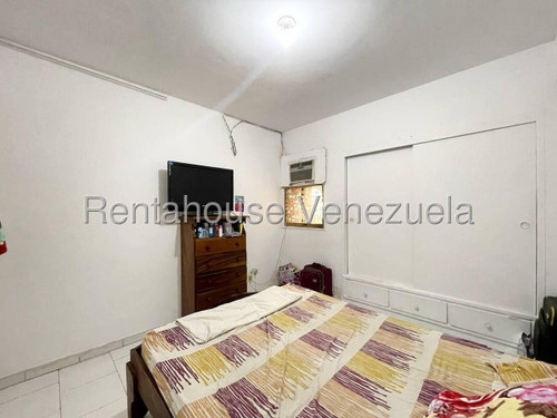 Apartamento En Venta Av Ppal San Agustin, Maracay 25-9386 Hc
