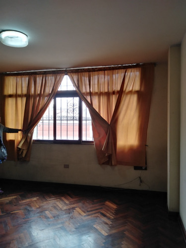Casa Bien Ubicada 3 Pisos C/ Aires P/2 Pisos