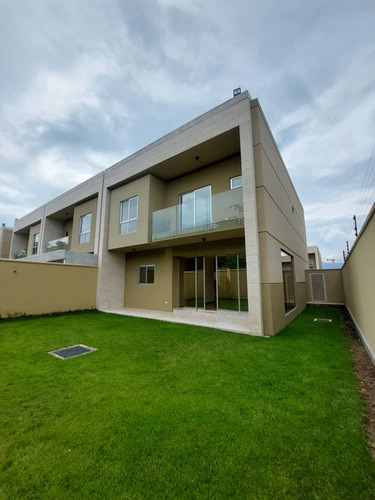 Julian Acosta. Vende Exclusivo Town House, Cumbres De Guataparo