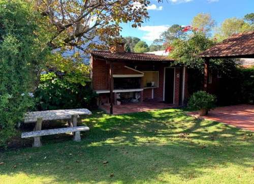 Vendo Con Renta Espectacular Casa En Excelente Estado, 3 Dormitorios, 2 Baños, Fondo Con Barbacoa Y Piscina, Amplia Cochera, Acepta Banco, Carrasco Norte.