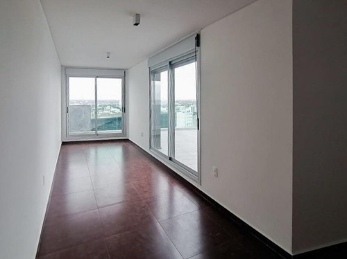 Venta De Apartamento 2 Dormitorios Con Terraza Y Balcón En El Centro