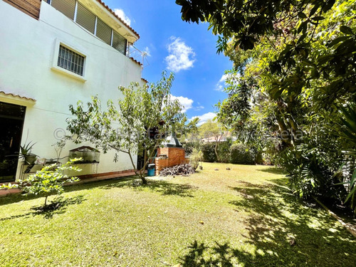 Casa En Venta Disenada Fruto Vivas Prados Del Este Yf