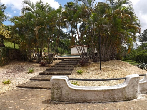 Maravillosa Casa De Estilo Country,conjunto Cerrado,amplias Y Frescas Habitaciones Con Aire Splits,cocina Empotrada Equipada En Excelente Condiciones, Techos Machiembrado,pisos De Ceramica Y Terracota