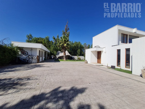 Casa En Venta De 6 Dorm. En Chicureo Poniente Colina