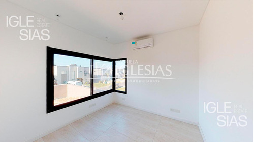 Casa Al Lago En Venta Con 4 Dormitorios En Los Lagos, Nordelta.