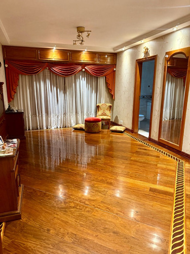 Chalet En 3 Niveles , 6 Amb. Con Piscina Cubierta Climatizada !!! Financia Dueño !!!