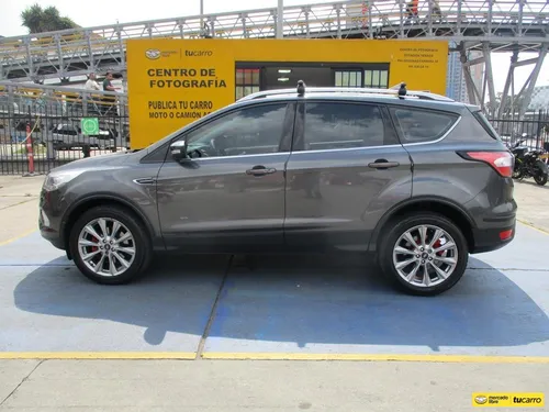 Ford Escape TITANIUM 4X4 2000CC AT AA