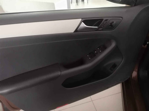 Imagen 12 de 13 de Volkswagen Jetta 2017 4p Comfortline L5/2.5 Man